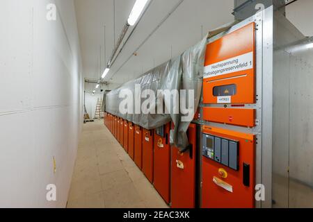 Oberhausen, Ruhrgebiet, Nordrhein-Westfalen, Deutschland - Schaltanlagen, Elektroinstallation in Industriegebäuden, Neubau des Pumpwerks Oberhausen, Emscher-Umbau, Neubau des Emscher-AKE-Kanals. Stockfoto