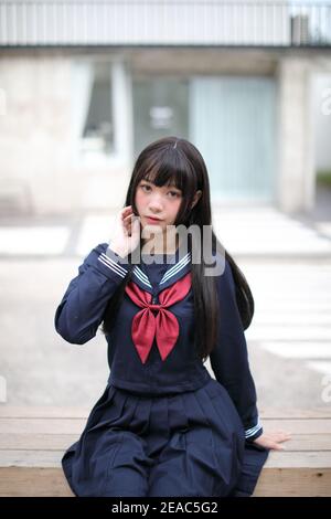 Portrait japanisch Schule Mädchen in der Innenstadt Eisdiele Stockfoto