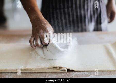 Herstellung von handgefertigten Nudeln auf Holz Hintergrund Stockfoto