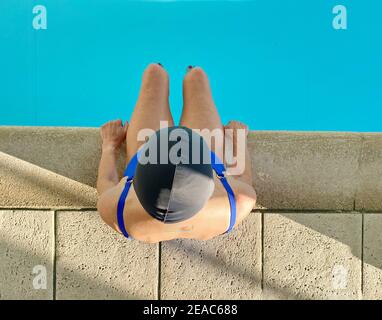 Schwimmer am Rande eines Schwimmbades, von oben gesehen Stockfoto