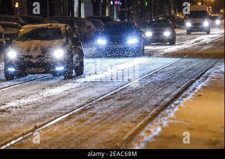 Berlin, Deutschland. Februar 2021, 08th. Bei Schneefall fahren mehrere Autos entlang der Bölschestraße in Friedrichshagen. Quelle: Kira Hofmann/dpa-Zentralbild/dpa/Alamy Live News Stockfoto