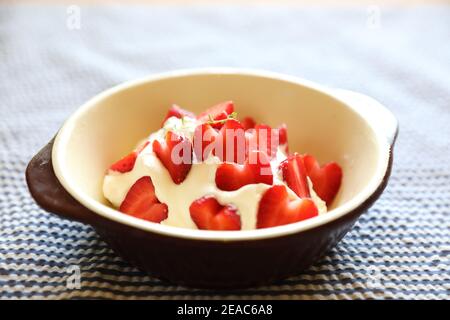 Erdbeeren mit Sahne auf den Tisch Dessert Stockfoto