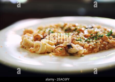 Meeresfrüchte-Risotto, traditioneller italienischer Reis auf dem Tisch Stockfoto