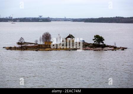 Helsinki, Finnland - 17. Januar 2020: Kleine Insel mit Pier und Haus im Finnischen Meerbusen in der Nähe von Helsinki Stockfoto