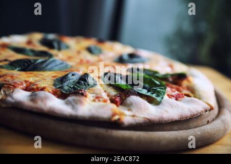 Pizza margherita , italienische Pizza mit Tomaten , Basilikum und Mozzarella Käse auf Holz Hintergrund Stockfoto