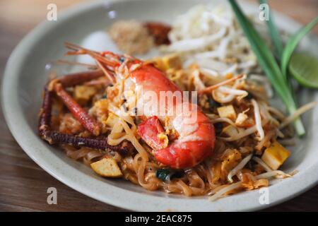 Pad thai, Braten Sie Nudeln und Garnelen in thai-Stil traditionelle thailändische Küche Stockfoto