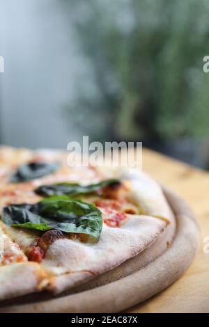 Pizza margherita , italienische Pizza mit Tomaten , Basilikum und Mozzarella Käse auf Holz Hintergrund Stockfoto