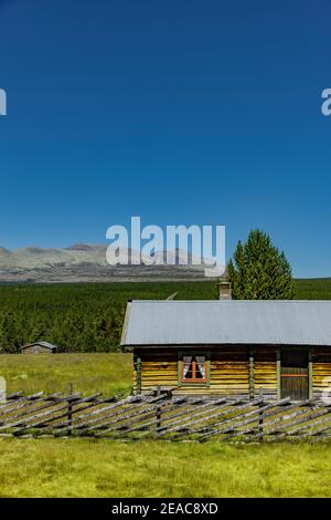 Einsame Blockhütte in Norwegen Stockfoto