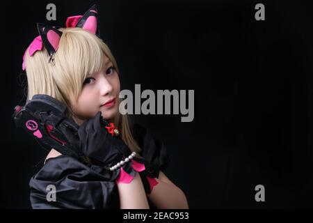 Japan anime Cosplay, Porträt von Mädchen Cosplay isoliert in schwarzem Hintergrund Stockfoto