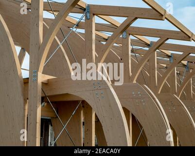 Detail eines modernen Holz- Architektur in Brettschichtholz auf einem blauen bewölkten Himmel Stockfoto