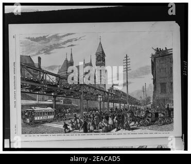 New York City-die Entwicklung des Schnellverkehrs - der erste Zug auf der Gilbert Elevated Railroad durch Sixth Avenue, in der Nähe des Jefferson Market Police Court, April 29th Stockfoto