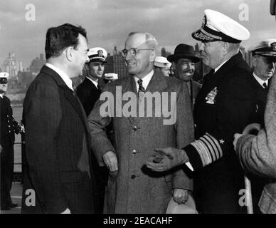 New Yorker Gouverneur Thomas Dewey, Präsident Harry S. Truman und Admiral Jonas H. Ingram. Stockfoto