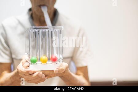 Die Tri-Ball Incentive Spirometrie ist ein medizinisches Gerät für ältere Menschen oder Patienten mit Post-Operation. Für Lungenfunktionstests und pulmonale Tests. Stockfoto