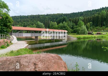 Deutschland, Baden-Württemberg, Seewald, Nagoldtalsperre, überdachte Holzbrücke am Vordamm Stockfoto