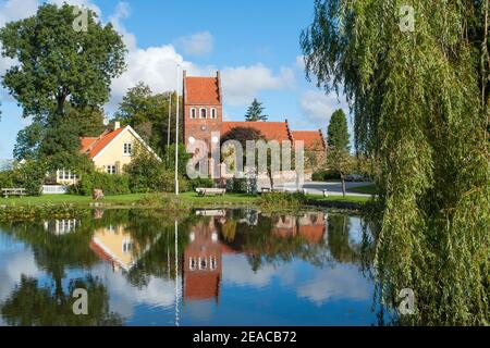 Dänemark, Zealand Island, Gribskov-Esbonderup, Esbonderup Kirke, Kirche, See, Spiegelung. Stockfoto