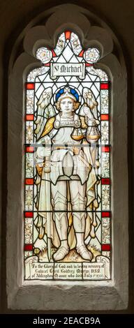 Großbritannien, Gloucestershire, Winson in der Nähe von Cirencester, Kirche St. Michael und alle Engel, Kirche, Norman und Gotik. Fenster im Chor. Stockfoto