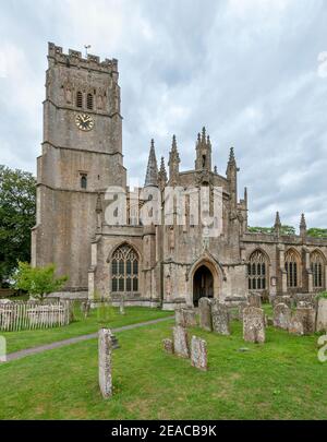 Großbritannien, Gloucestershire, Northleach in der Nähe von Cirencester, Kirche St. Peter und St. Paul, rechtwinklige Kirche. Stockfoto