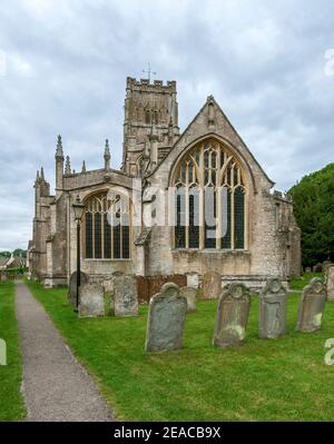 Großbritannien, Gloucestershire, Northleach in der Nähe von Cirencester, Kirche St. Peter und St. Paul, rechtwinklige Kirche. Stockfoto