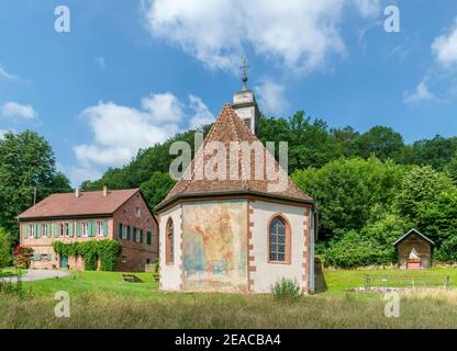 Deutschland, Bayern, Amorbach, Darstellung des Heiligen Christophorus in der Kapelle Amorsbrunn, heilende Quelle göttlicher Liebe - Sancti amoris fons, eine ehemalige Quelle des Gottesdienstes. Amorbach im Bezirk Miltenberg liegt im Hinteren Odenwald des Geo-Naturparks Bergstraße-Odenwald, an der Siegfriedstraße und am Limes-Radweg. Stockfoto