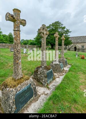 Großbritannien, Gloucestershire, Winson bei Cirencester, Kirche St. Michael und alle Engel, Kirche, Grabkreuze auf dem Friedhof. Stockfoto