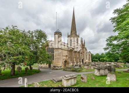 Großbritannien, Oxfordshire, Burford, Kirche St. John the Baptist von 1175. Spitze im normannischen Stil, Spitze im senkrechten Stil. Stockfoto