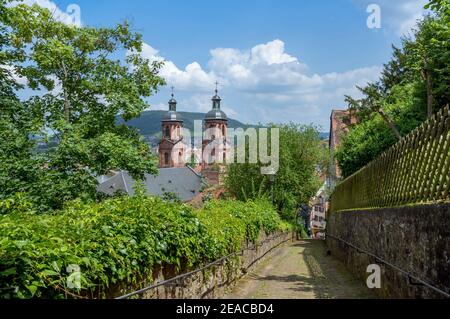 Deutschland, Bayern, Miltenberg, Pfarrkirche St. Jakobus von der Treppe nach Mildenburg. Stockfoto