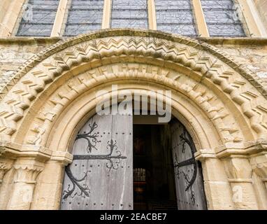 Großbritannien, Oxfordshire, Burford, Kirche St. John the Baptist, 1175, Norman-Stil West-Portal Stockfoto