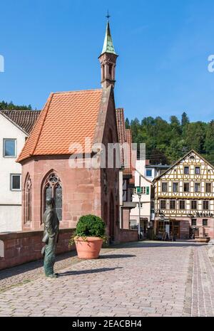 Deutschland, Baden-Württemberg, Calw, historische Altstadt, gotische Brückenkapelle St. Nikolaus, erbaut um 1400, Hermann-Hesse-Denkmal, Nikolausbrücke über dem Nagold. Calw liegt an der Schwarzwald-Bäderstraße und wird als Hermann-Hesse-Stadt bezeichnet. Stockfoto