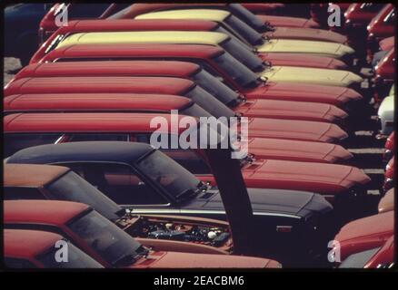 New-cars-lined-up-at-dockside-Terminal-juni-1973 7257439022 o. Stockfoto