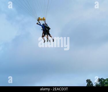 Tandem-Fallschirmspringer kommen an Land Stockfoto