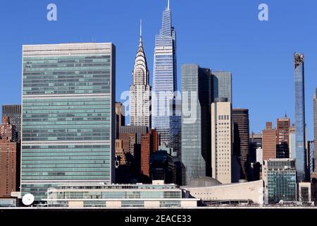 Skyline von Midtown Manhattan mit den Vereinten Nationen, Chrysler Building, One Vanderbilt, One United Nations Plaza Together, New York, NY. Stockfoto