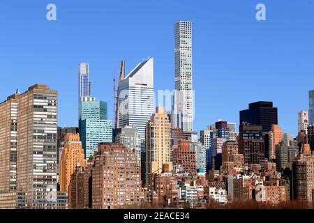 Sutton Place Wohngebäude (Vordergrund), Midtown Manhattan Bürogebäude und Milliardär's Row Wohnanlagen (Hintergrund) in New York, NY. Stockfoto