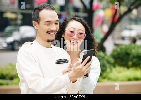 Chinesisches Paar nimmt Selfie Stockfoto