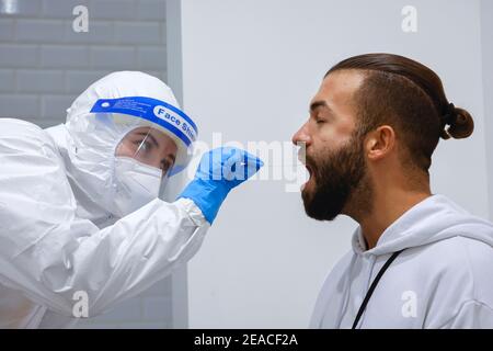 Köln, Nordrhein-Westfalen, Deutschland - Covid-Schnelltest im Medicare-Testzentrum, Rachenabstrich auf Wattestäbchen (posierte Szene) Stockfoto