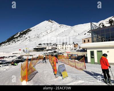 Talstation der Dreiseenbahn, Corona-konforme Wartezone, Covid-19, 4-Sitzer-Sessellift, Kühtai-Skigebiet, Schnee, Winter, Kühtai, Tirol, Österreich Stockfoto