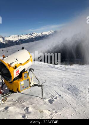 Schneekanone, Panoramablick, Axamer Lizum, Hoadl-Haus, Berge, blauer Himmel, Nebel im Inntal, Axamer Lizum Skigebiet, Schnee, Winter, Axams, Tirol, Österreich Stockfoto