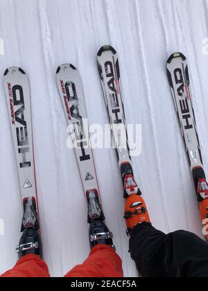 Skier in Liftspur, zwei Skifahrer, Schlepplift, Skigebiet Rosshütte, Härmelekopf, Berge, Schnee, Winter, Seefeld, Tirol, Österreich Stockfoto