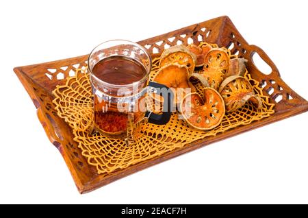 Holztablett mit getrockneten Bael Obst isoliert auf weißem Hintergrund. Studio Foto Stockfoto