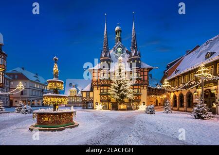 Weihnachtsschmuck vor dem Rathaus von Wernigerode, Deutschland Stockfoto