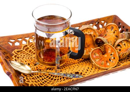 Holztablett mit getrockneten Bael Obst isoliert auf weißem Hintergrund. Studio Foto Stockfoto