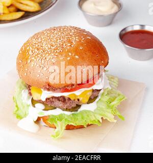 Sesamburger und pommes Frites im Restaurant Stockfoto