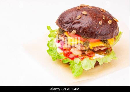 Roggen-Brötchen-Hamburger auf weißem Hintergrund Stockfoto