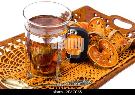 Holztablett mit getrockneten Bael Obst isoliert auf weißem Hintergrund. Studio Foto Stockfoto