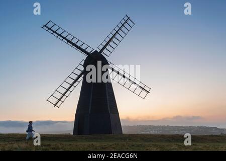 England, West Sussex, Brighton, Rottingdean, Silhouette der Rottingdean Windmühle am Beacon Hill in Dawn Stockfoto