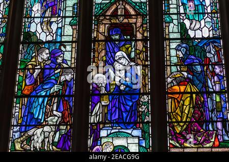 England, East Sussex, Winchelsea, Kirche des heiligen Thomas der Märtyrer, Glasfenster mit Darstellung der Jungfrau Maria und Jesuskind Stockfoto