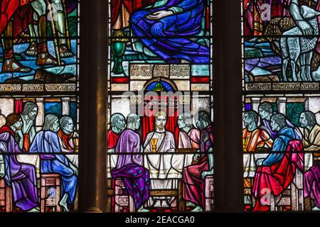 England, East Sussex, Winchelsea, Kirche des heiligen Thomas des Märtyrers, Glasfenster, das das letzte Abendmahl darstellt Stockfoto