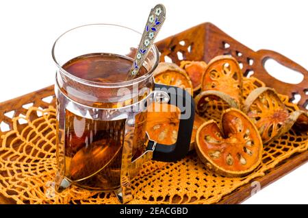 Holztablett mit getrockneten Bael Obst isoliert auf weißem Hintergrund. Studio Foto Stockfoto