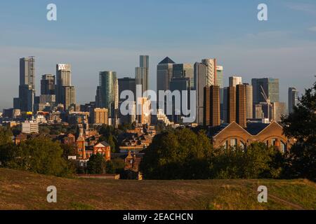 England, London, Greenwich, Blick auf die Docklands Skyline vom Greenwich Park Stockfoto