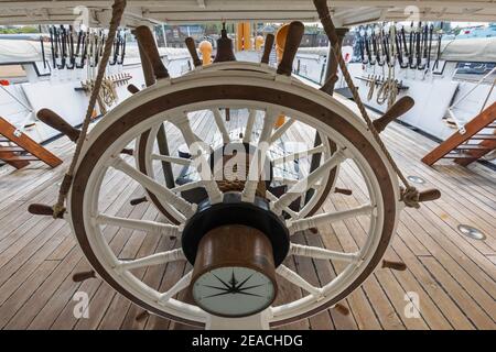 England, Kent, Chatham, die historische Werft, das Lenkrad der Segelschlaufe HMS Gannet Stockfoto