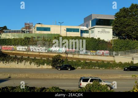 Außenansicht über den 280 Freeway der Lick-Wilmerding High School, einer College-Vorbereitungsschule in San Francisco, Kalifornien Stockfoto